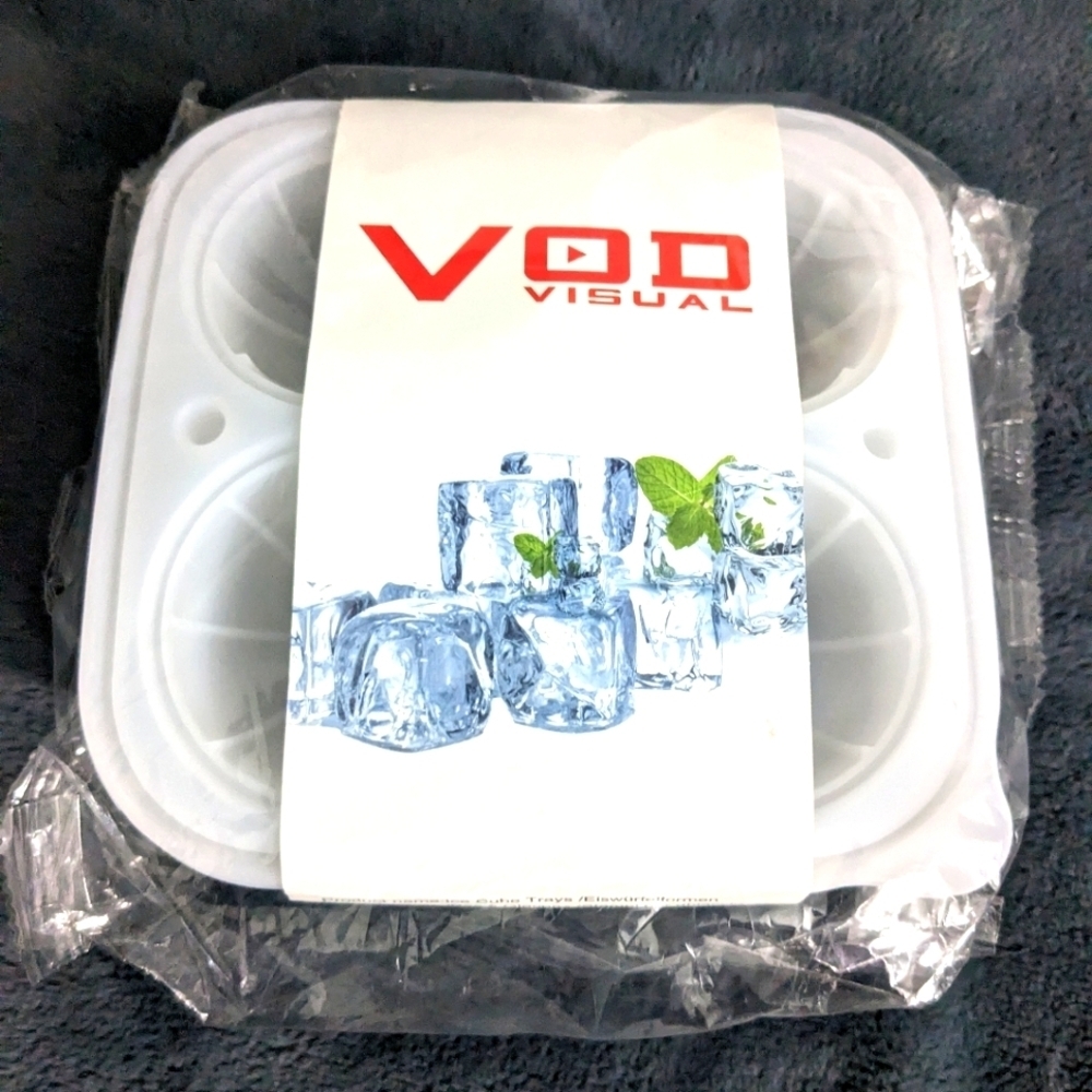 Ice Cube Tray/Molds. Large. NWT